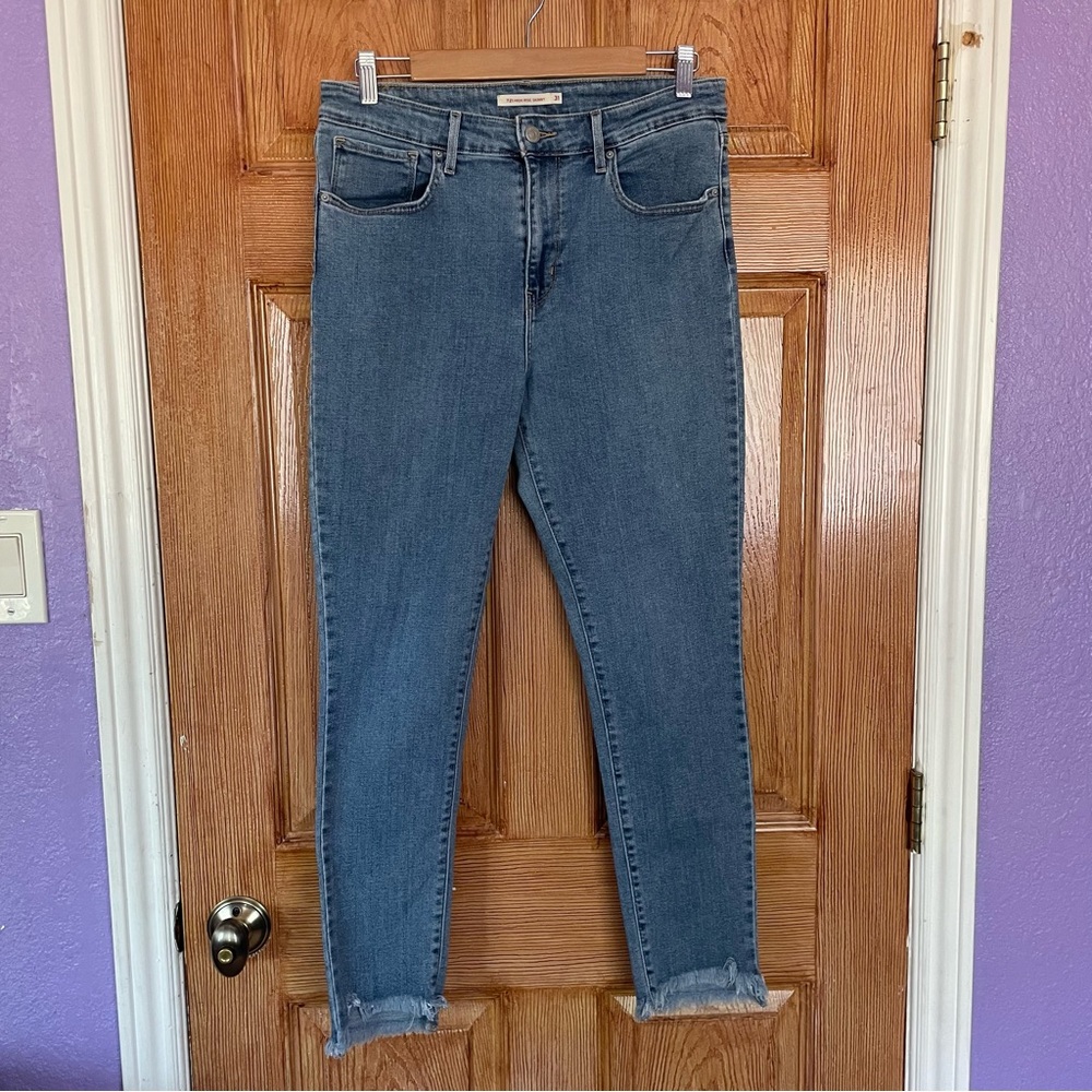 Levi’s Women Blue Raw Hem Skinny Jeans